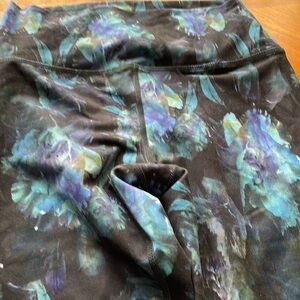 A great pair of ankle length leggings black and turquoise like new